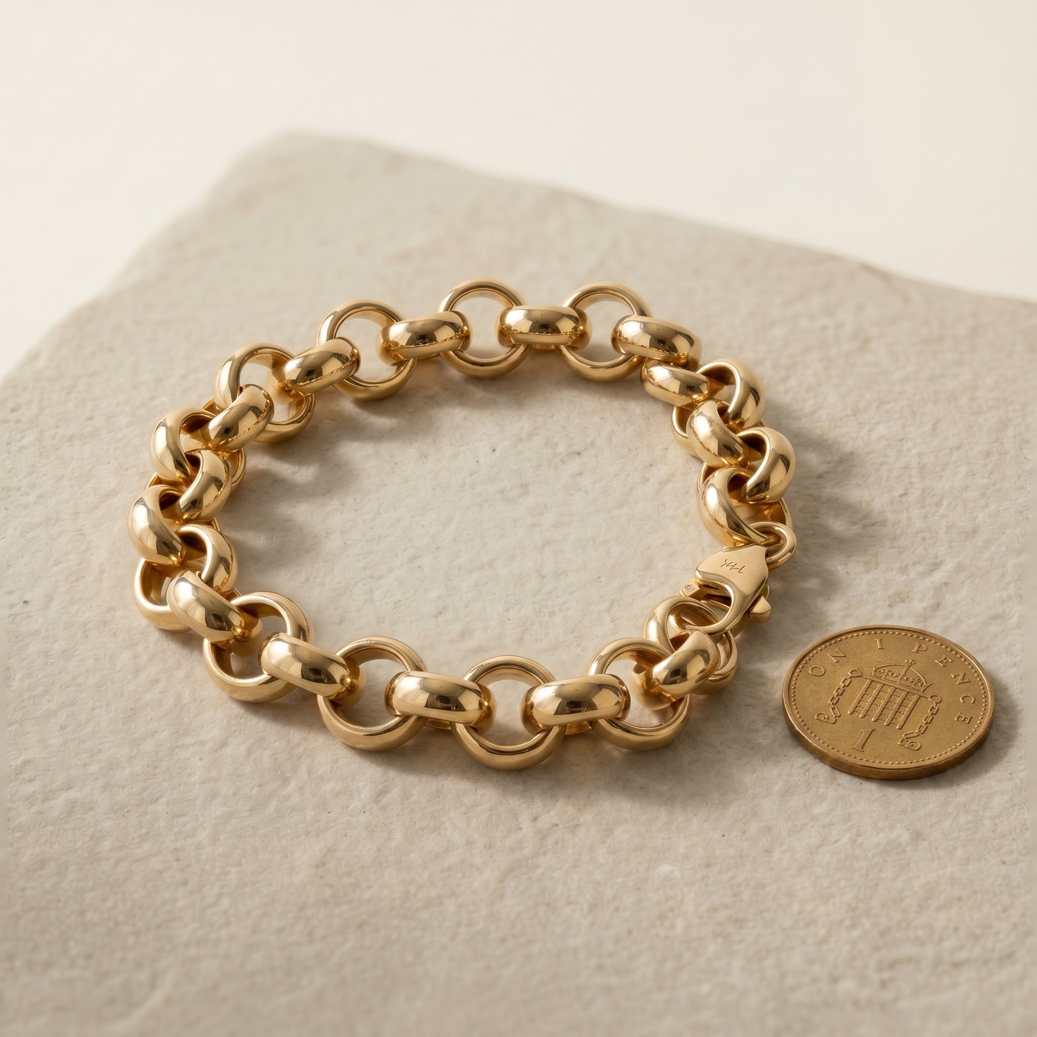 Magnus Belcher Bracelet · scale