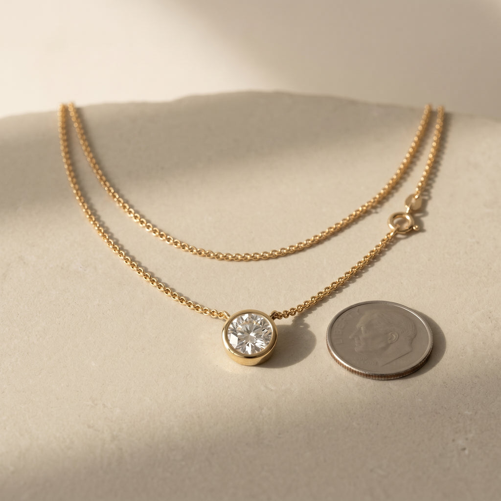 Vénus Diamond Pendant · scale