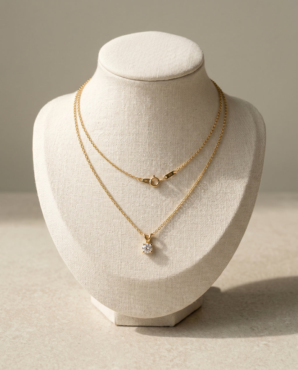 Étoile Solitaire Pendant · main
