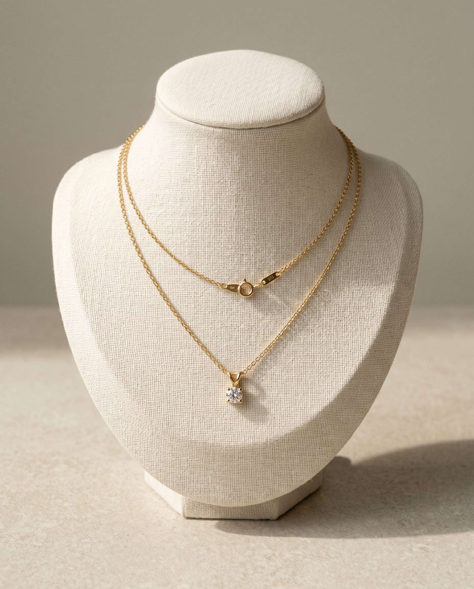 Étoile Solitaire Pendant · main