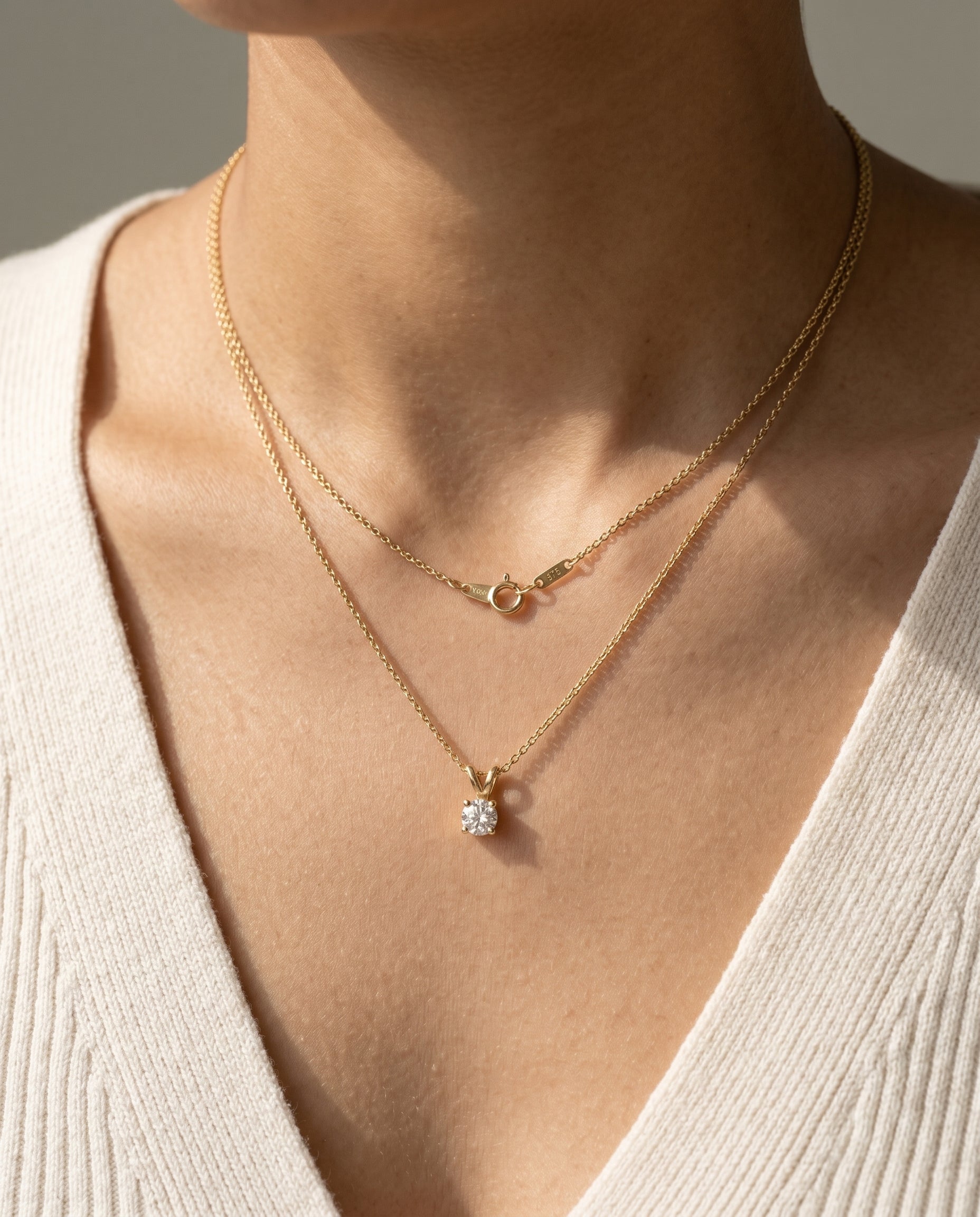 Étoile Solitaire Pendant · on-model