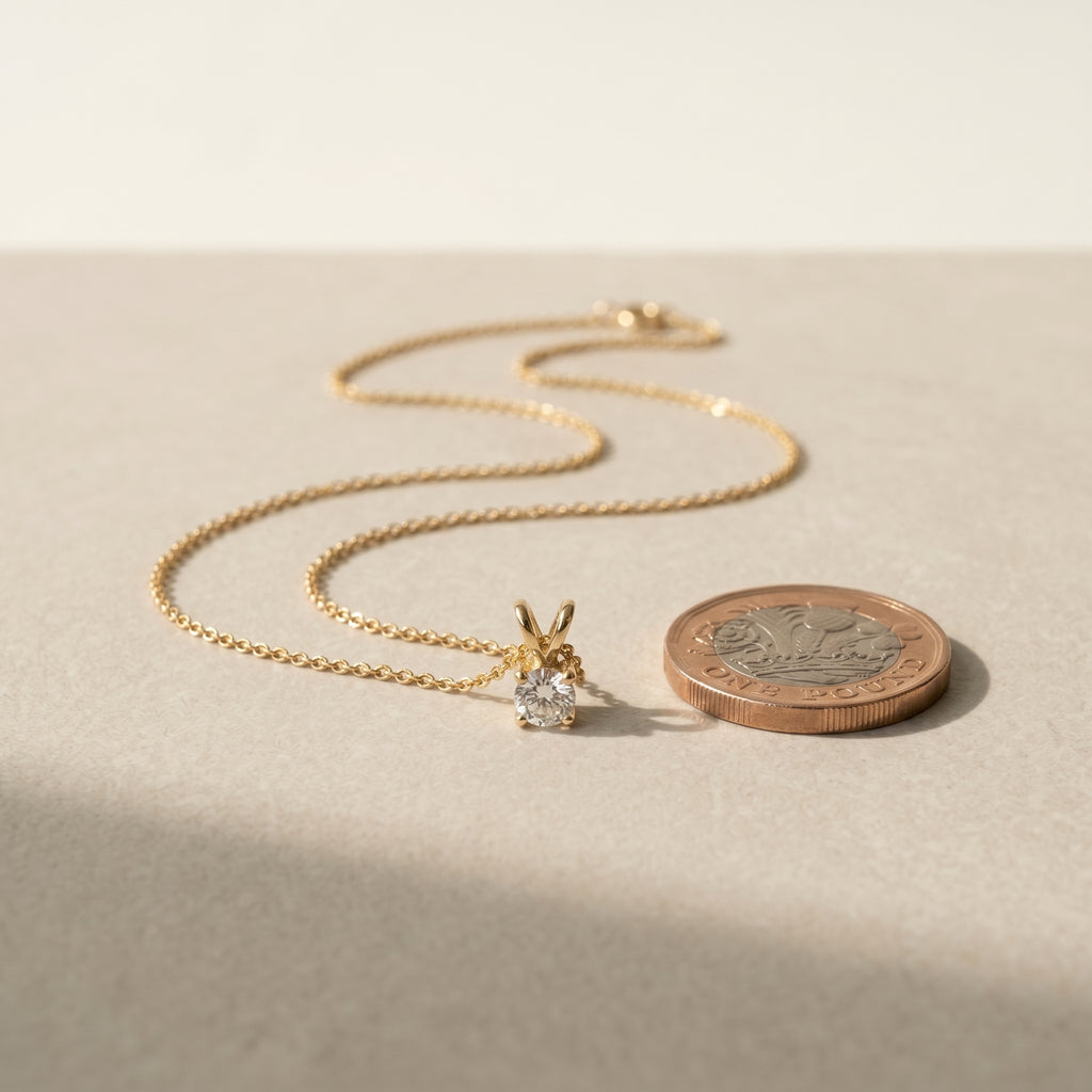Étoile Solitaire Pendant · scale