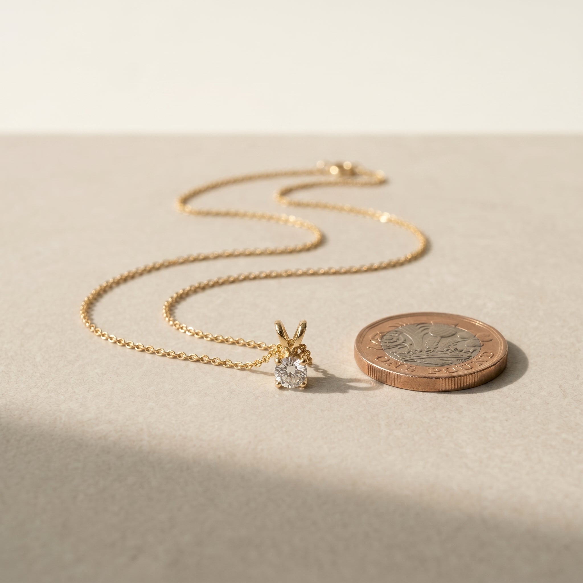 Étoile Solitaire Pendant · scale