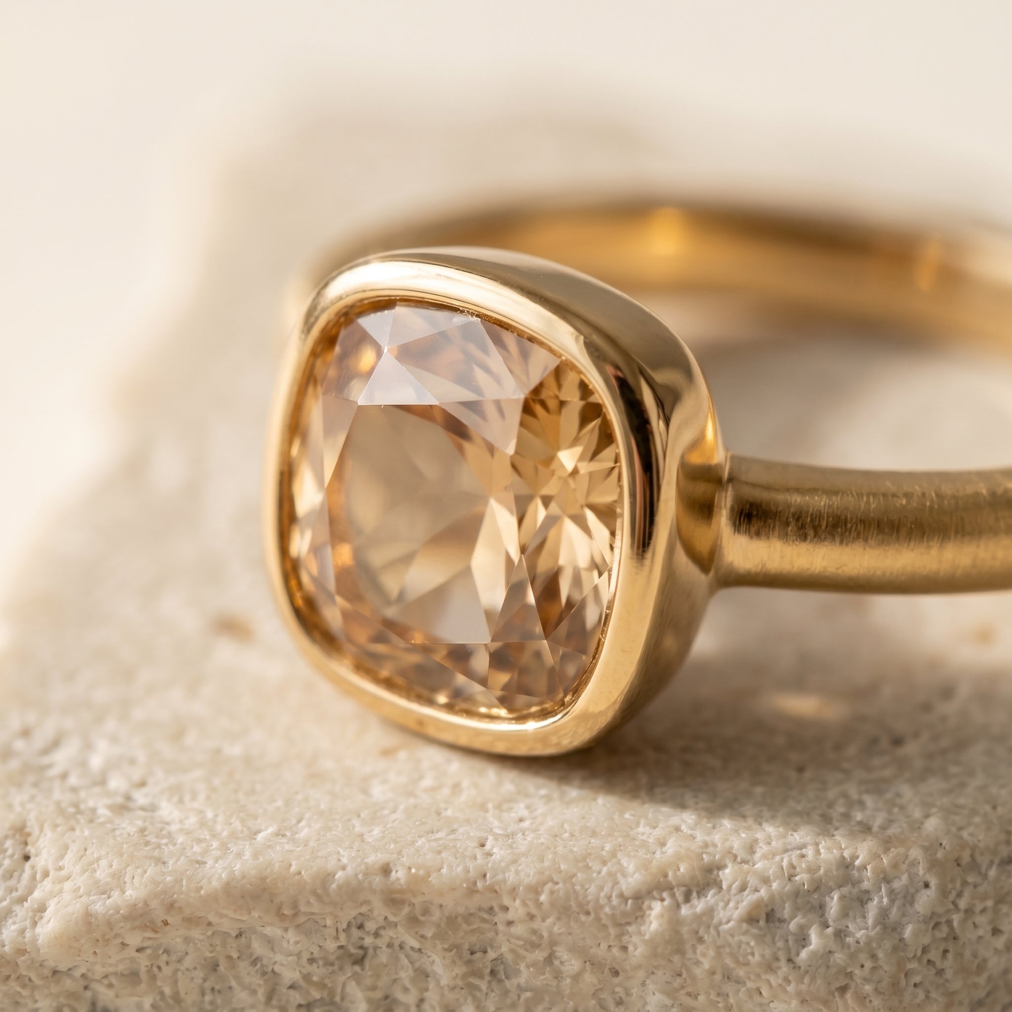 Élise Gemstone Ring · detail