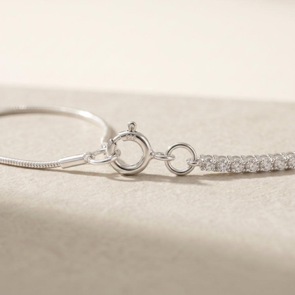 Faye Dainty Necklace · detail