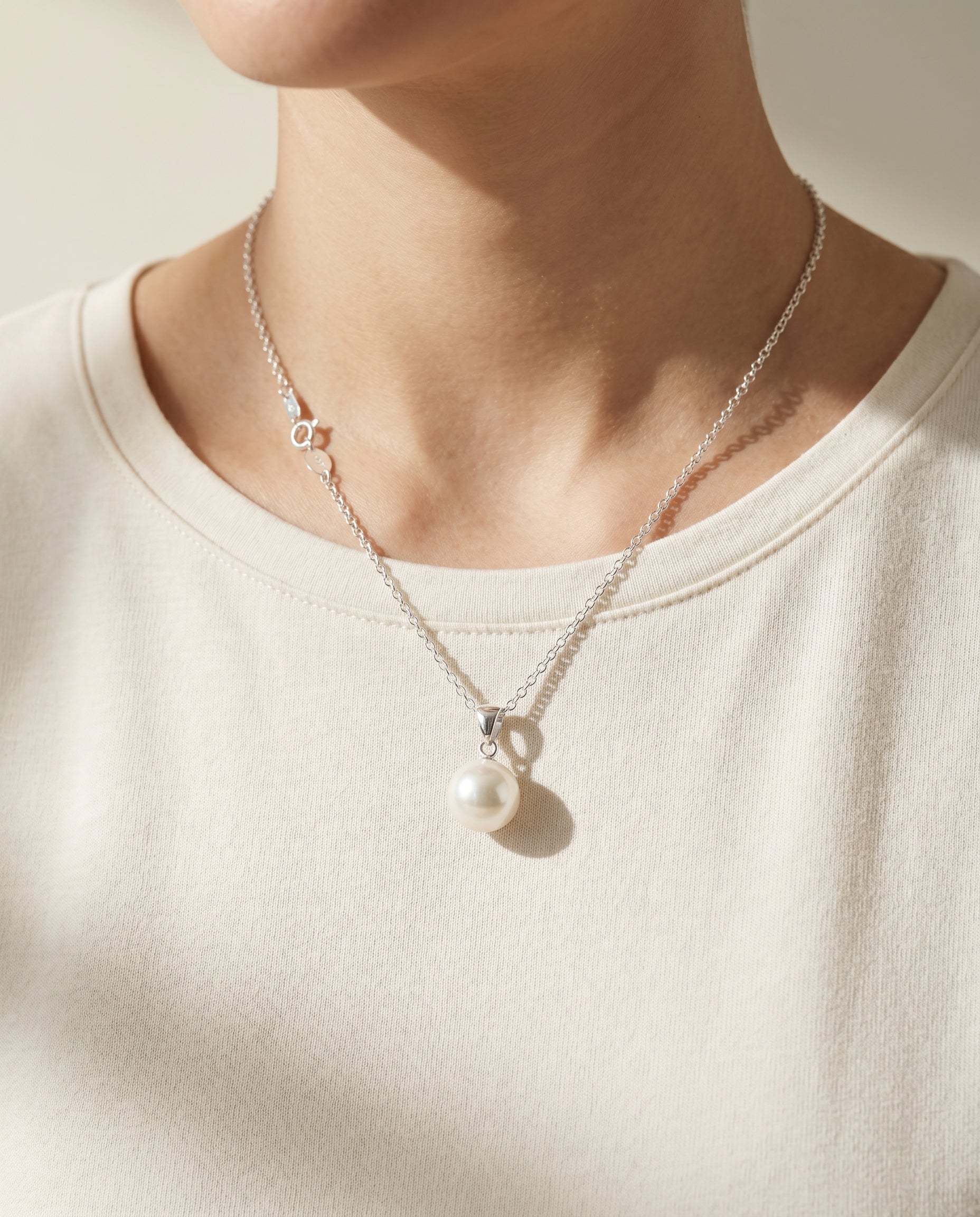 Perla Pearl Necklace · on-model