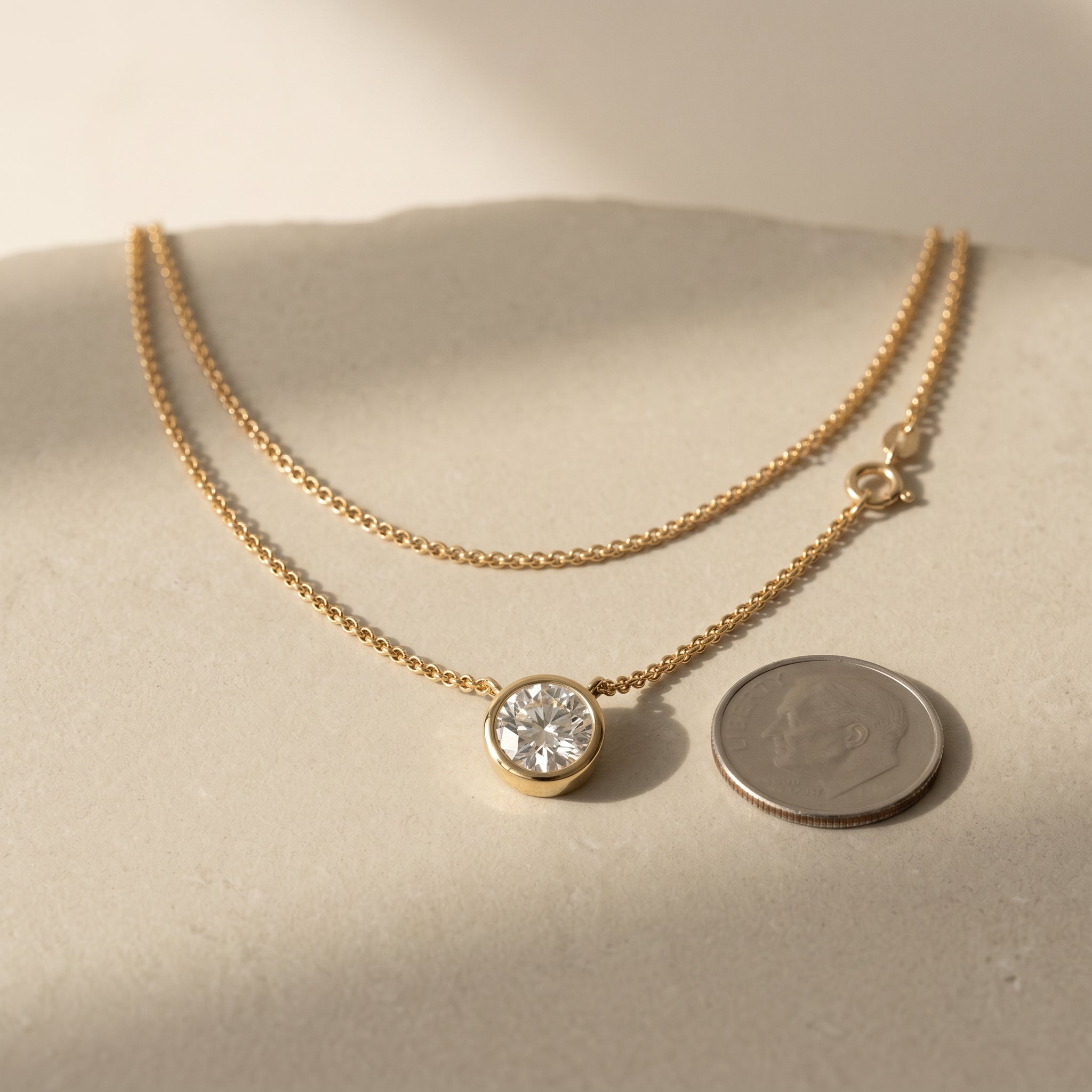 Vénus Diamond Pendant · scale