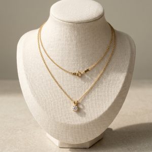 Étoile Solitaire Pendant · main